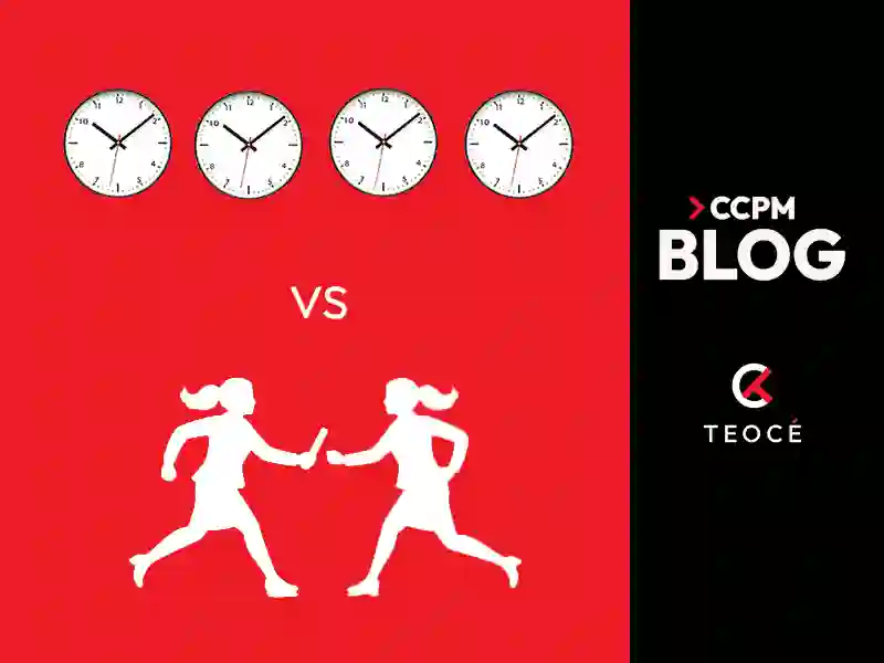Comparativa entre gestión por hitos y CCPM, representada por unos relojes que marcan los hitos, versus dos mujeres que se pasan el relevo. Imagen de portada para artículo de blog sobre una comparativa entre las dos metodologías de gestión de proyectos.