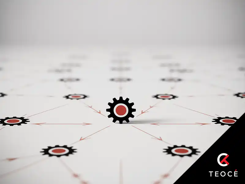 Engranaje negro con centro rojo en el centro de una red de conexiones y flechas que se extiende en múltiples direcciones sobre un fondo blanco, simbolizando la limitación central en un sistema interconectado. Logotipo de TEOCÉ en la esquina inferior derecha.